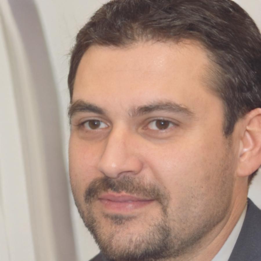 Portrait de Marc Lecomte, analyste financier senior